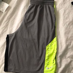 Nike dri fit men’s basketball shorts size XL